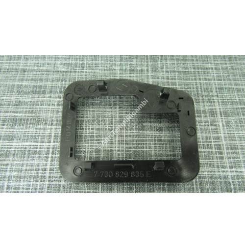 7700829835 CORNICE IN PLASTICA SERRATURA APERTURA COFANO ANTERIORE PER RENAUL...
